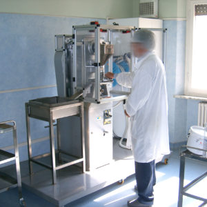 Laboratorio- operatore al macchinario